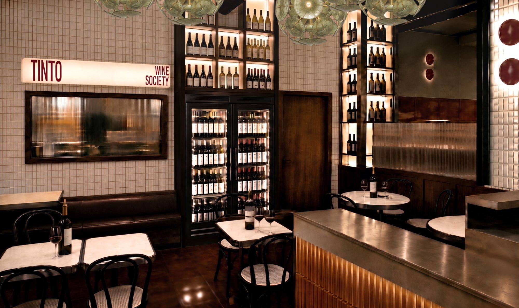 Sala principale con lightbox TINTO e bancone in acciaio