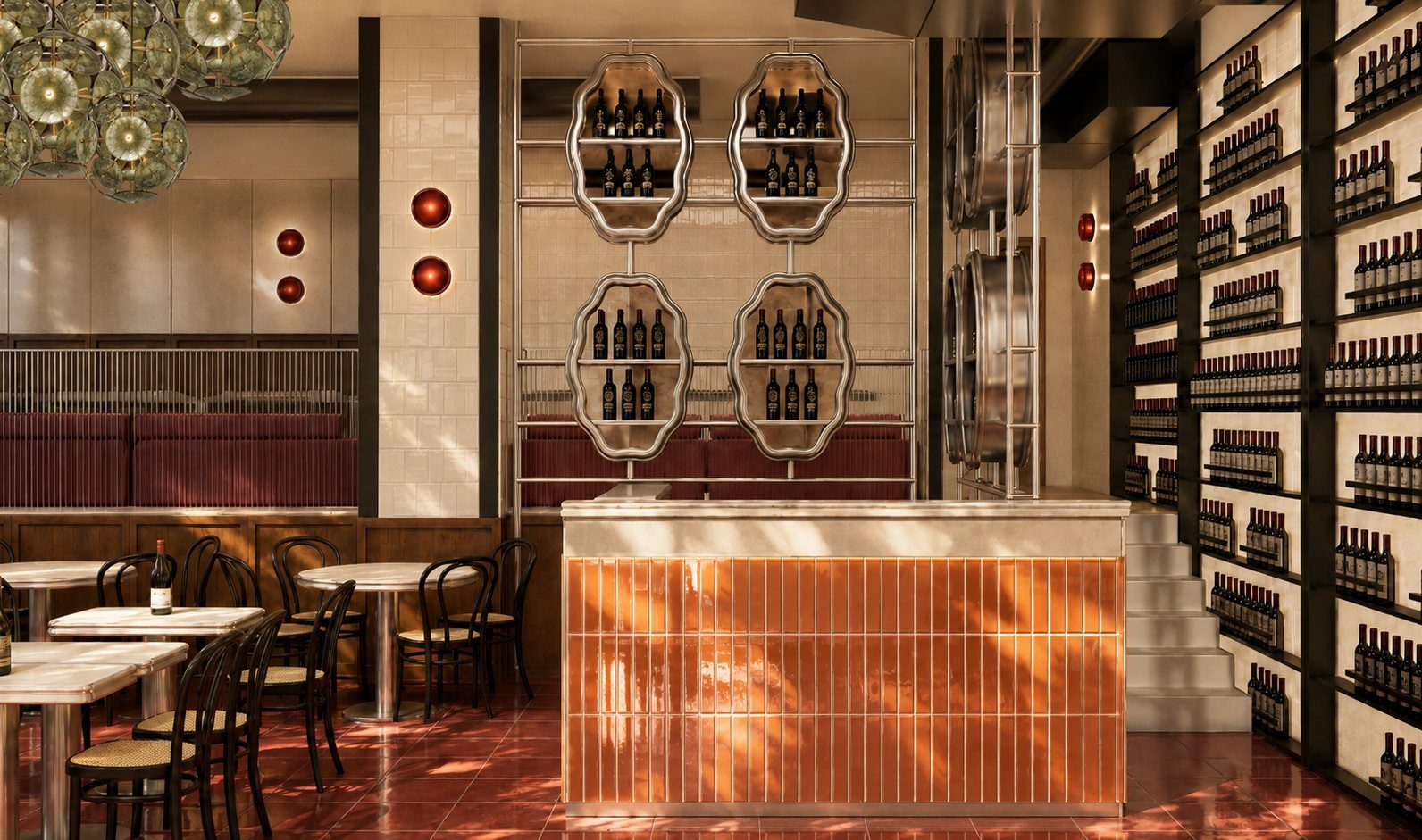 Il bancone di TINTO con la parete di bottiglie retroilluminata