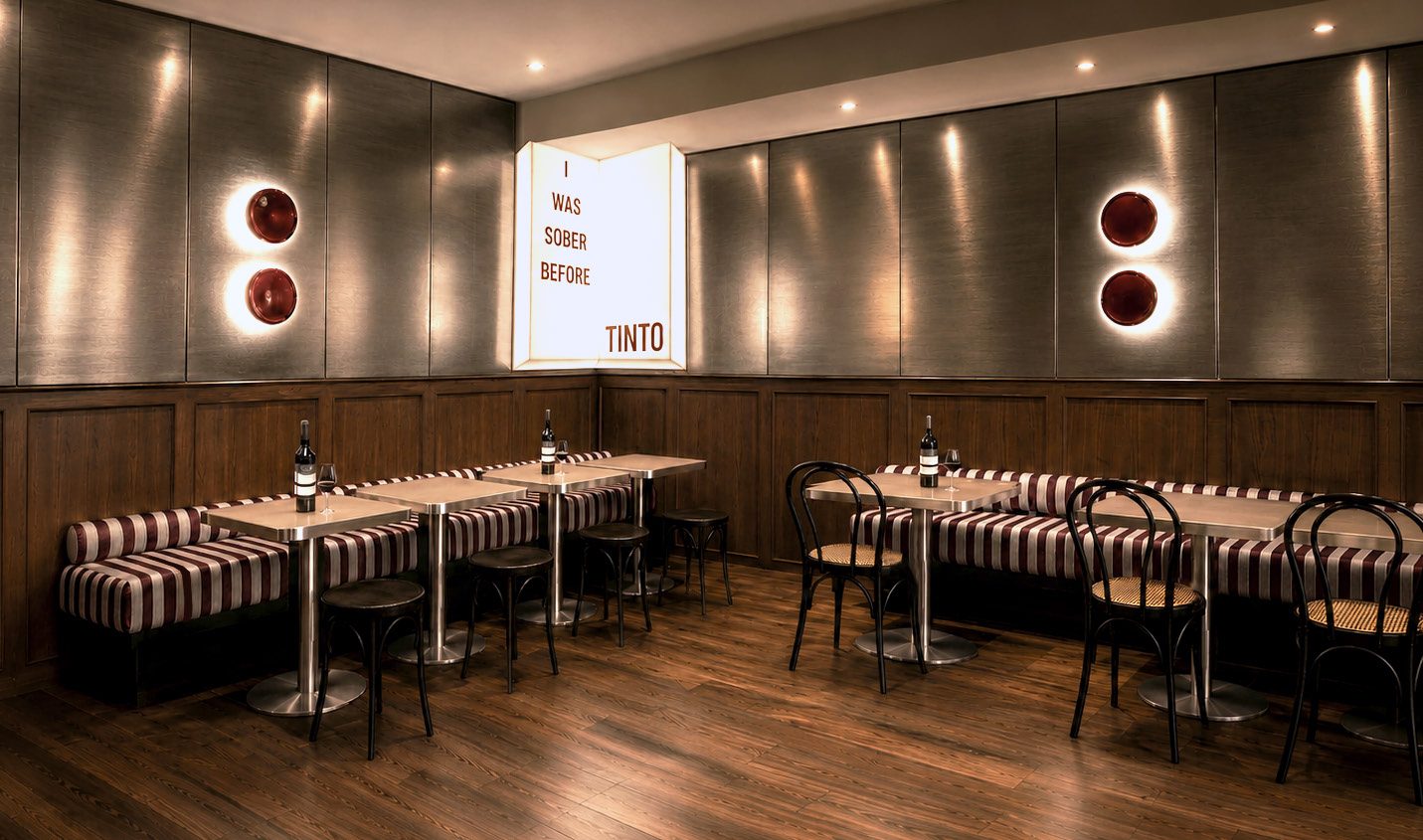 Il soppalco con divanetti a righe e applique rosse