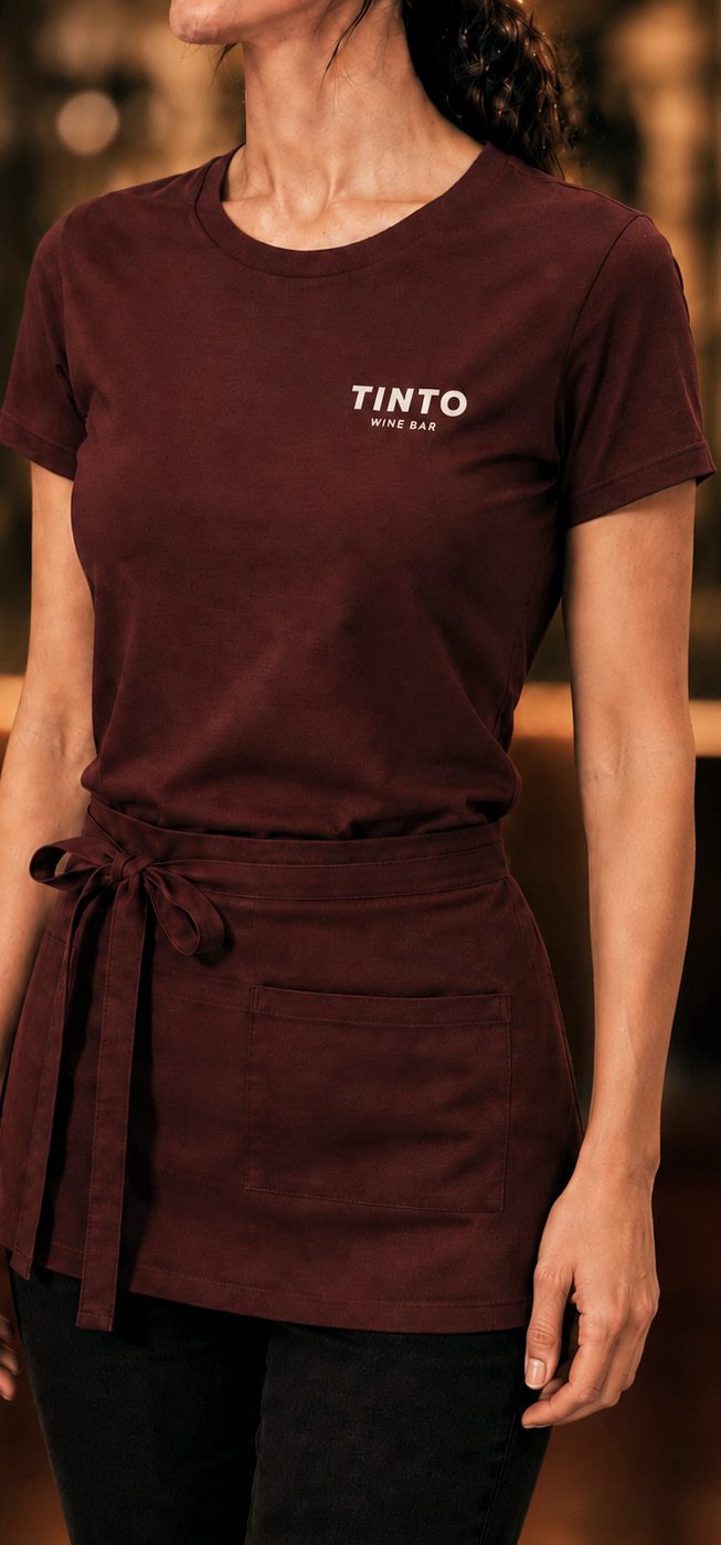 Una persona dello staff con la t-shirt TINTO